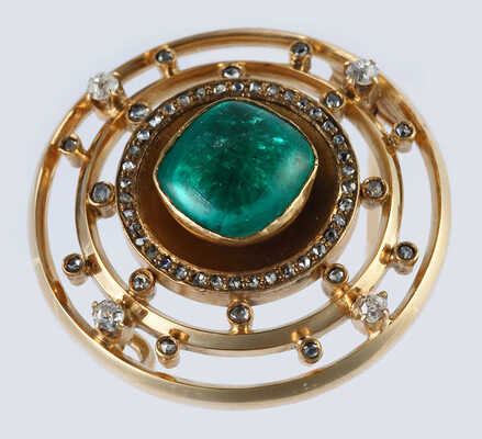 Брошь из желтого металла, общим весом 23,2 грамма, содержит природные вставки: изумруд и бриллианты